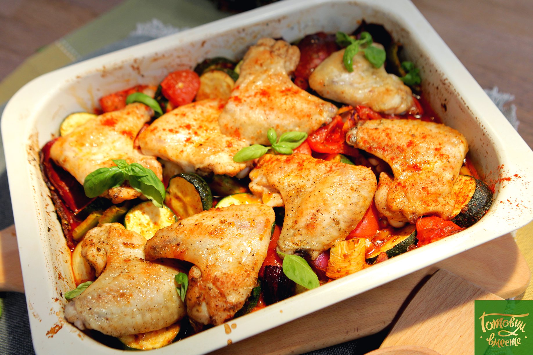 Крылышки, запеченные с острыми колбасками и овощами