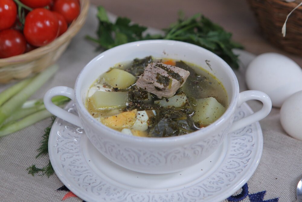 Зеленый борщ с мясом