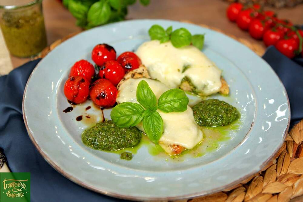 Куриная грудка капрезе с помидорами и соусом песто рецепт