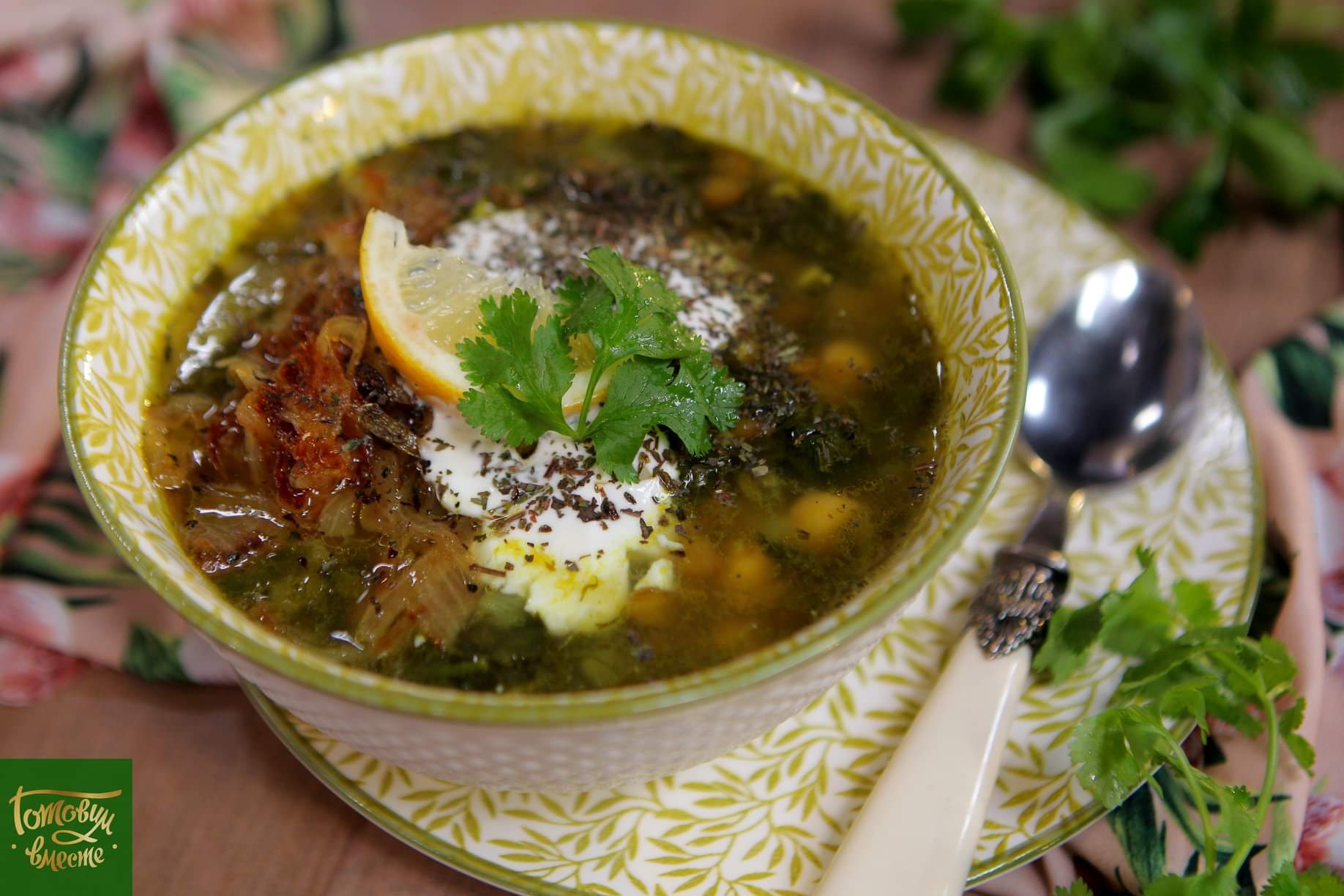 Зеленый суп из нута и чечевицы
