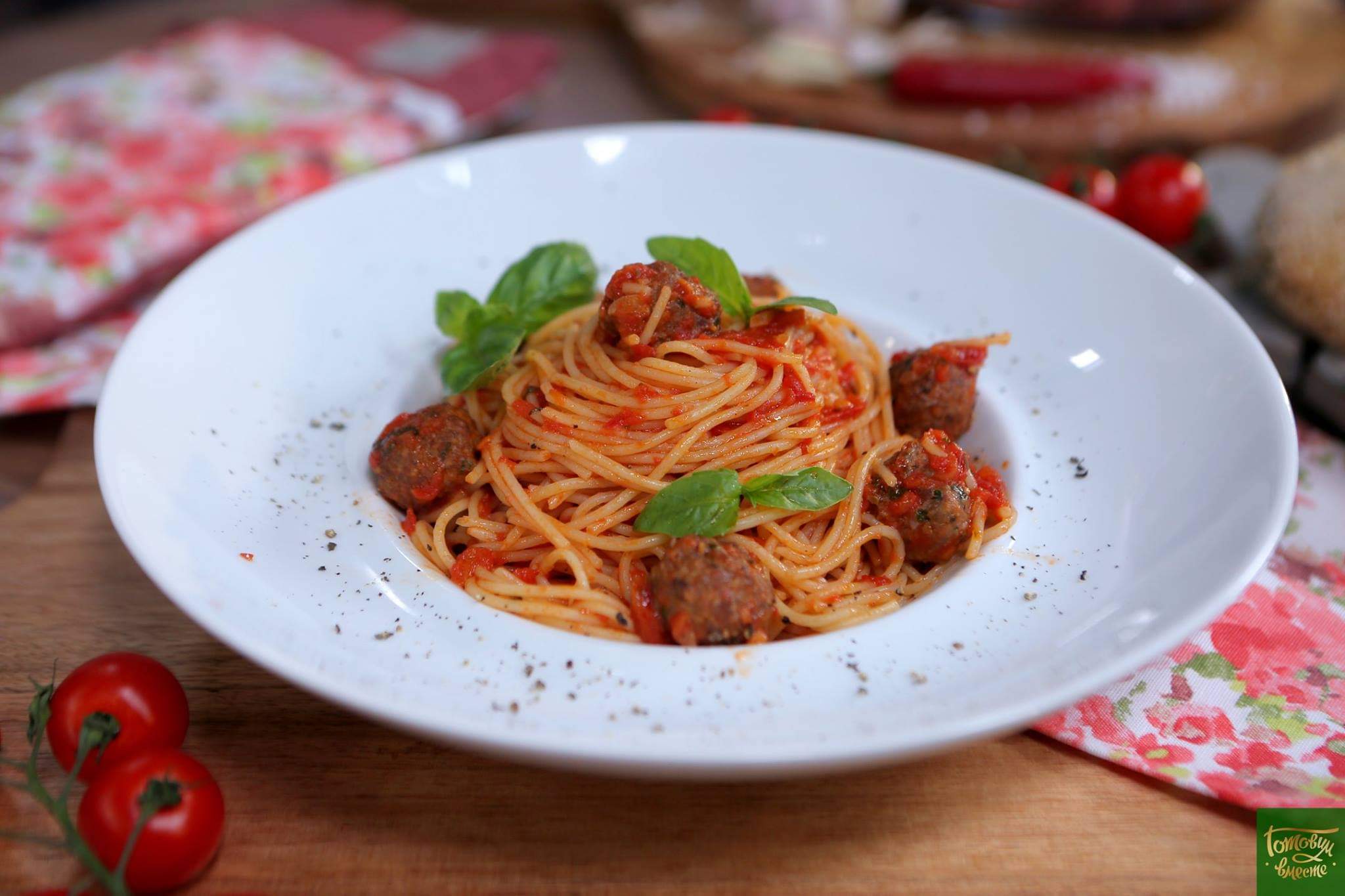 Спагетти с польпетте в томатном соусе