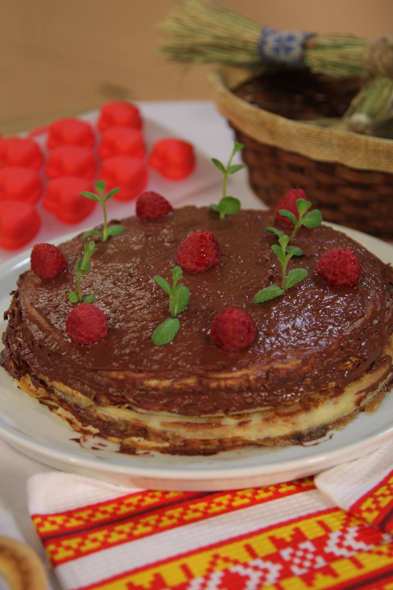 Блинный торт с шоколадно-малиновым ганашем