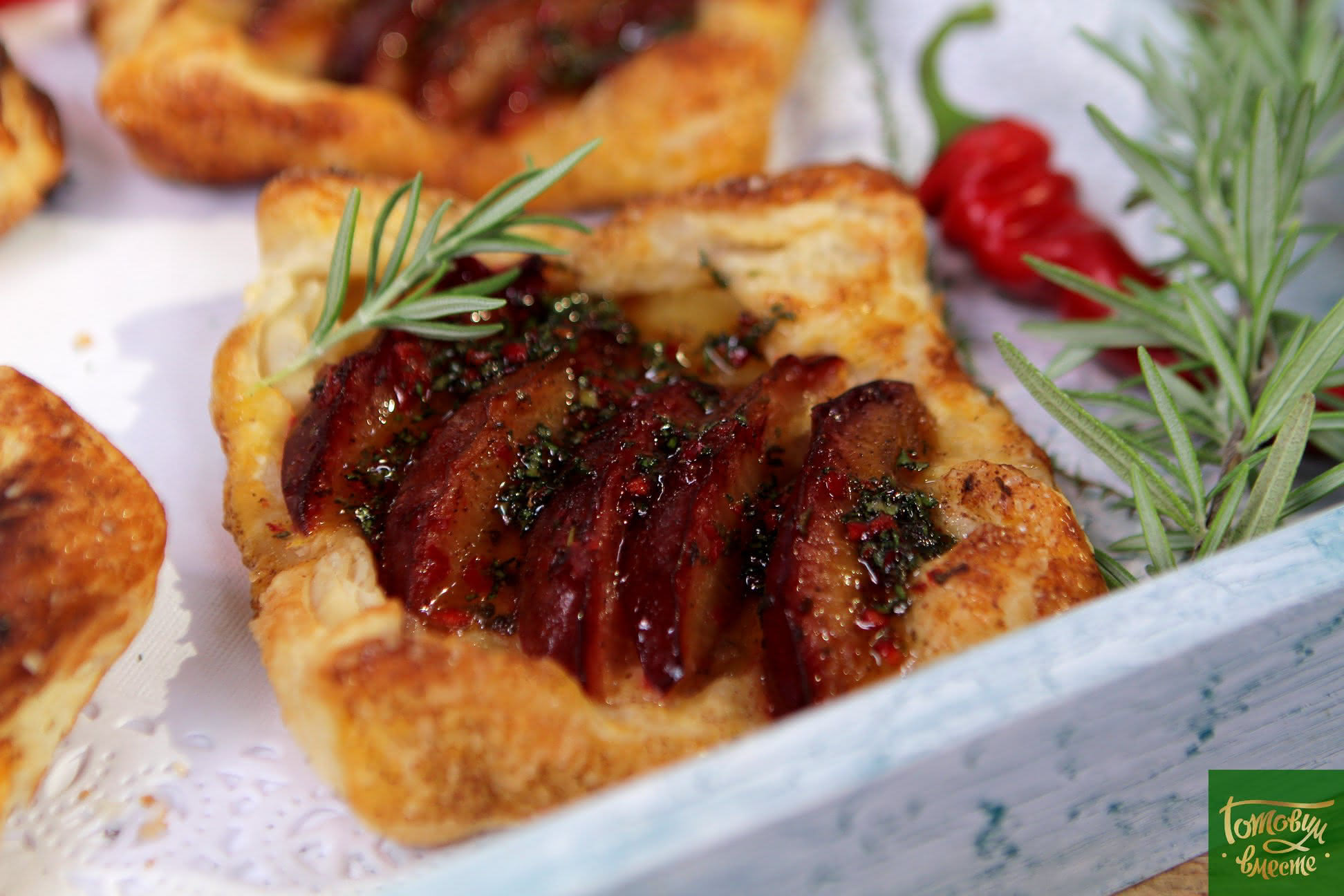 Слоеные тарты со сливой и сыром Бри