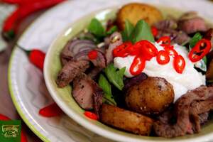 Теплый салат с говядиной и картофелем