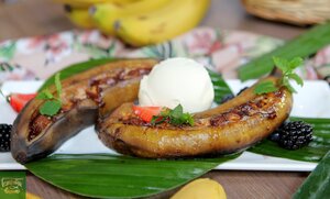 Бананы запеченные с шоколадно-ореховым батончиком