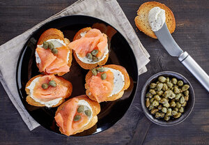 Тосты со сливочным сыром и слабосоленой семгой