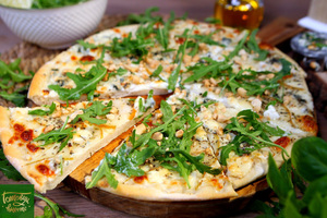 Pear and blue cheese pizza.