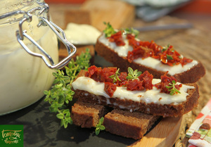 Melted cheese on toast with tomatoes