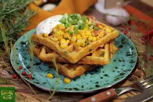 Кукурузные вафли с сыром, беконом и ветчиной