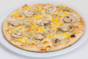 Пицца с грибами и кукурузой