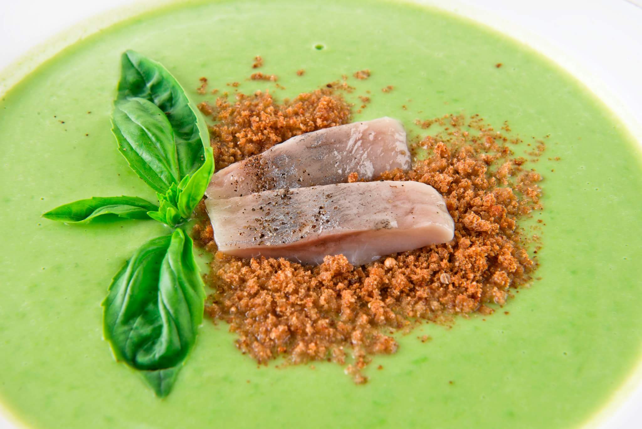 Крем-суп из зеленого горошка с сельдью и хлебными крошками