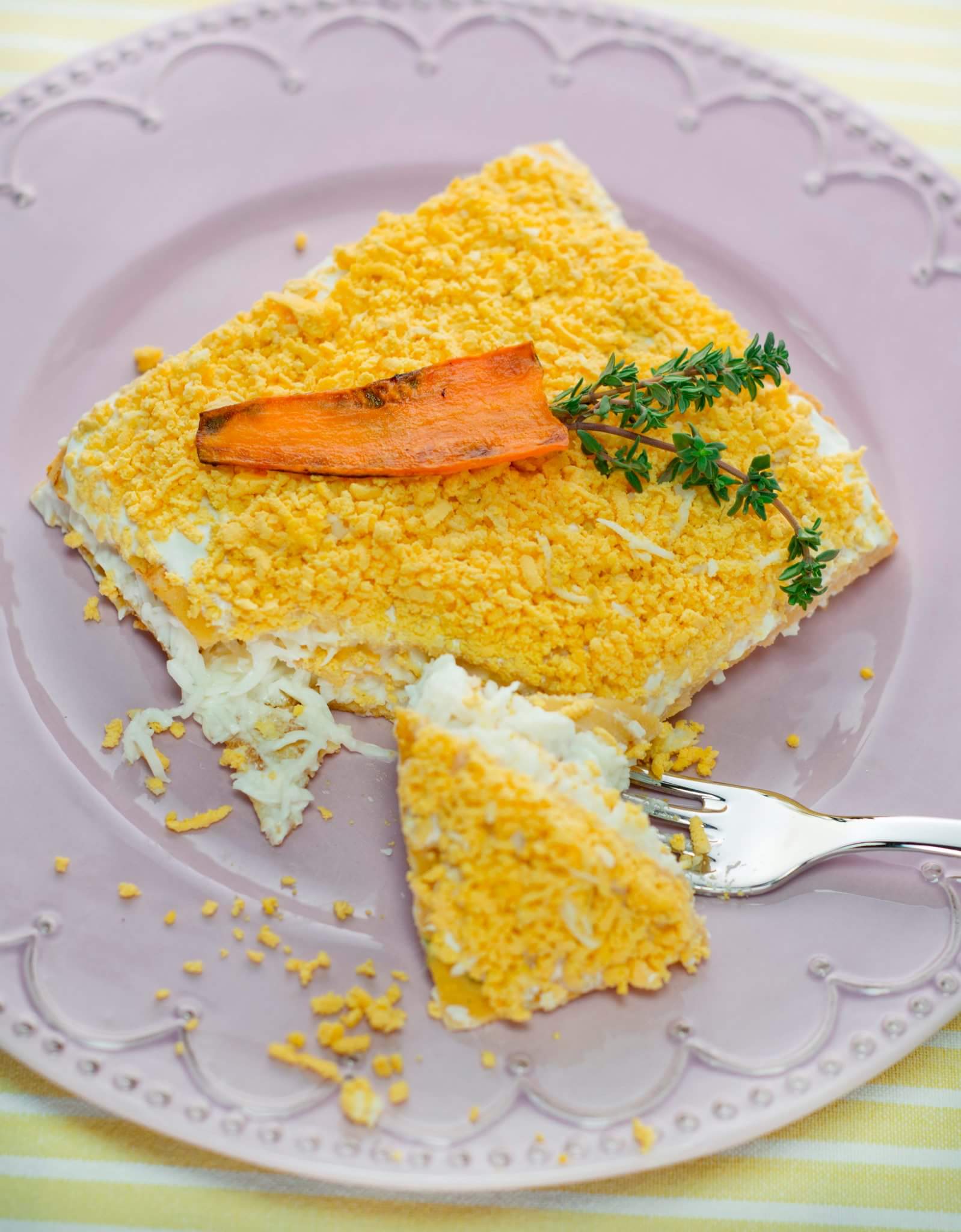 Мясной торт из кролика с яйцом, морковью и сметаной