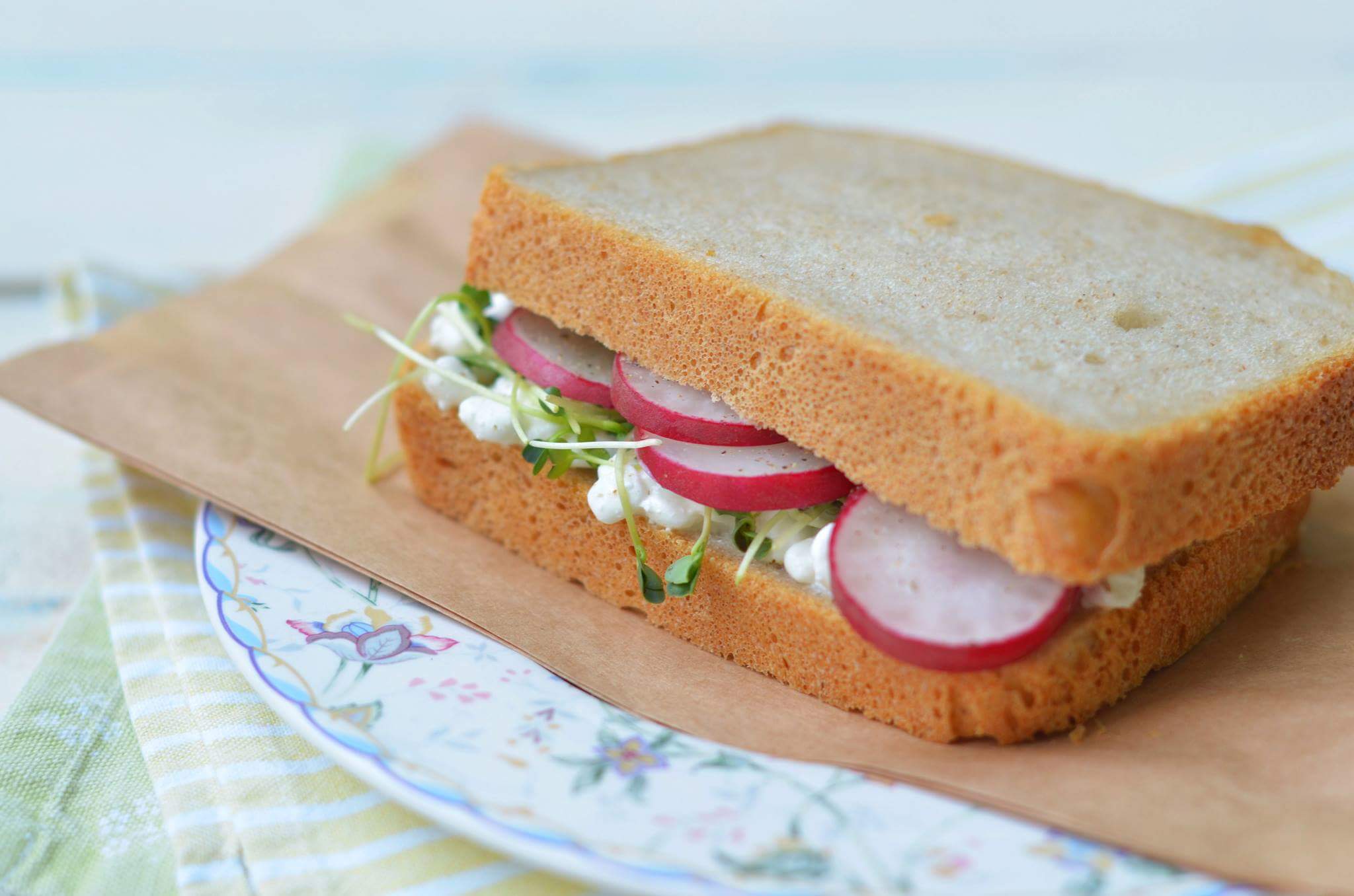 Легкий бутерброд с редисом