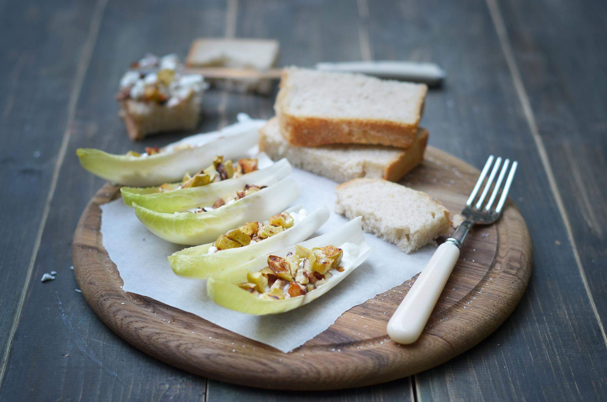 Салат из яблока, грецкого ореха и зернистого творога в листьях цикория
