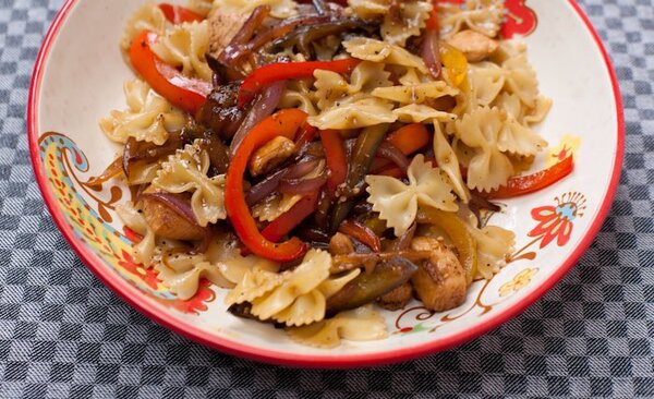 Фарфалле с курицей и мёдом