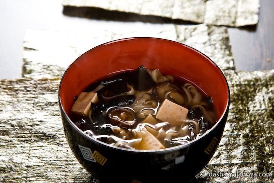 Zupa miso z łososiem i tofu