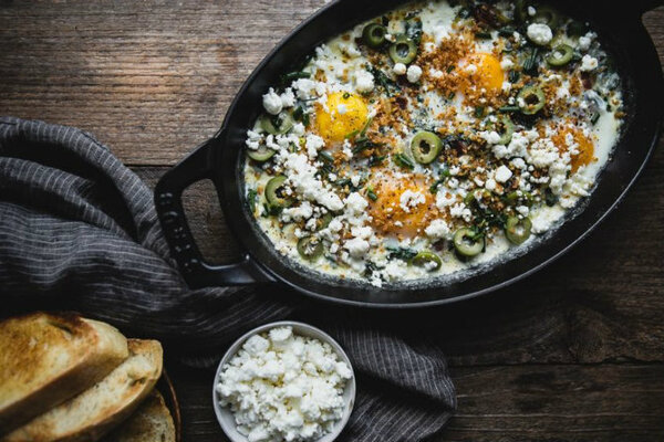 Яйца запеченные с мангольдом оливками и фетой