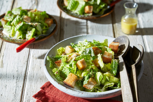 Klassischer Caesar-Salat mit Anchovis und Eiern
