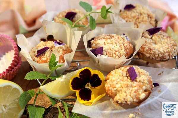 Lemon muffins with white chocolate