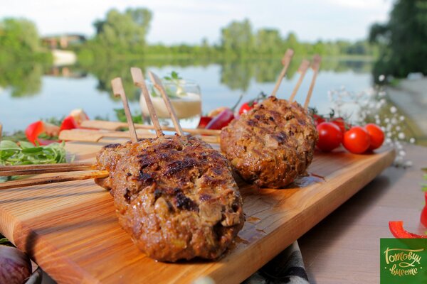 Рубленная говядина на шпажках с белым соусом для BBQ