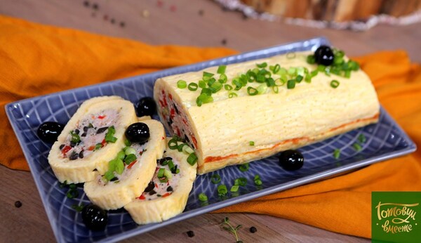 Рулет из куриного фарша в яично-сырной корочке