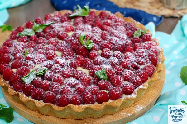 Crostata mit Vanillepudding und Himbeeren