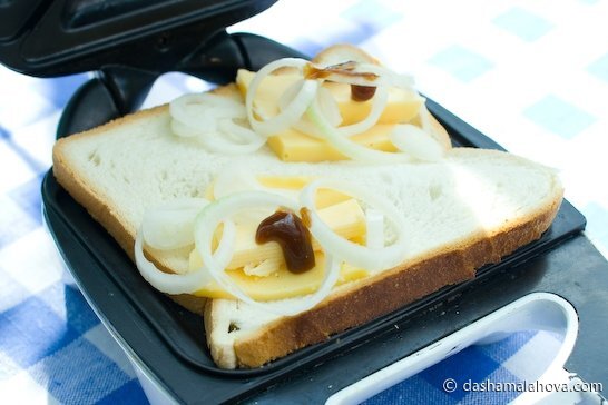 Тосты с луком, сыром и вустерширским соусом