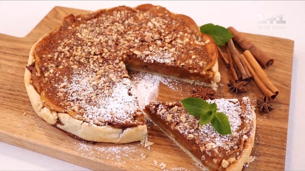 Пирог с яблоками и сгущенным молоком