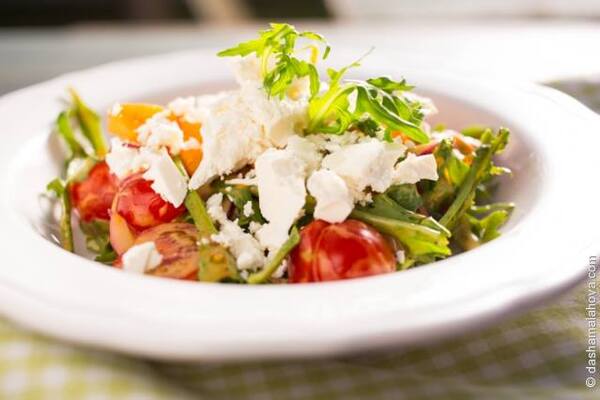 Summer salad with apricots and feta