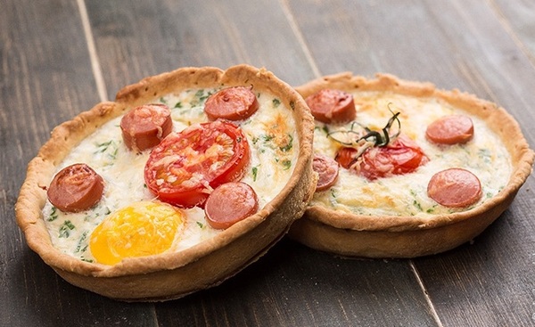 Киш с сосисками и сыром