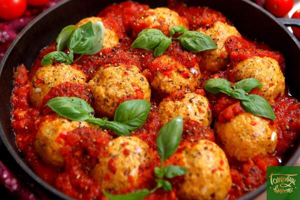 Тефтели из индейки с кускусом и овощами в томатном соусе