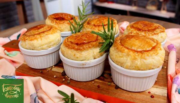 Pot pies с говядиной и карамелизированным луком