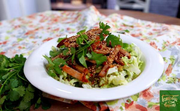 Pekingkohlsalat mit Schweinefleischteig
