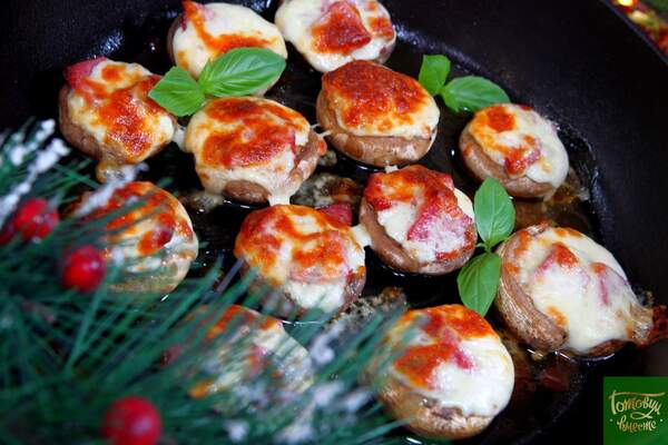 Горячая закуска из шампиньонов pizza style
