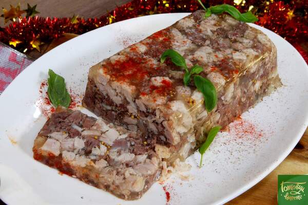 Мясной зельц со сливочно-хреновым соусом