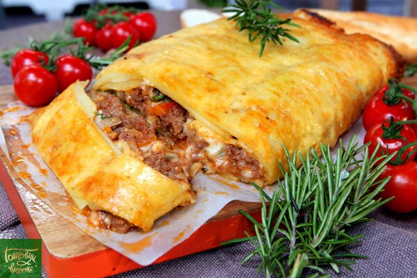 Картофельный рулет с говядиной и сыром моцарелла