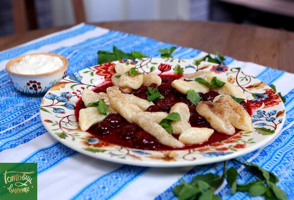 Topfenknödel mit Kirschen