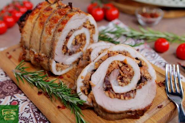 Свиной рулет с клюквой и сушеным яблоком