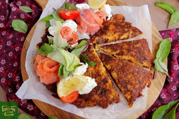 Картофельный омлет с форелью и крем-сыром