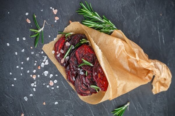 Запеченная свекла с розмарином и чесноком