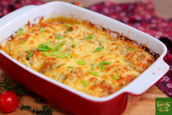 Куриные фрикадельки в луковом соусе с сыром