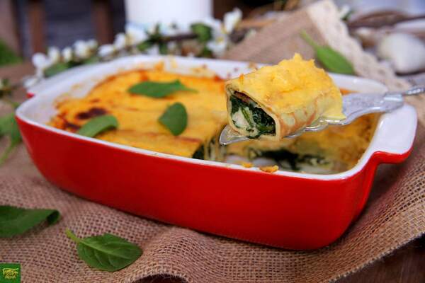 Блины с рыбой и шпинатом под соусом Морней