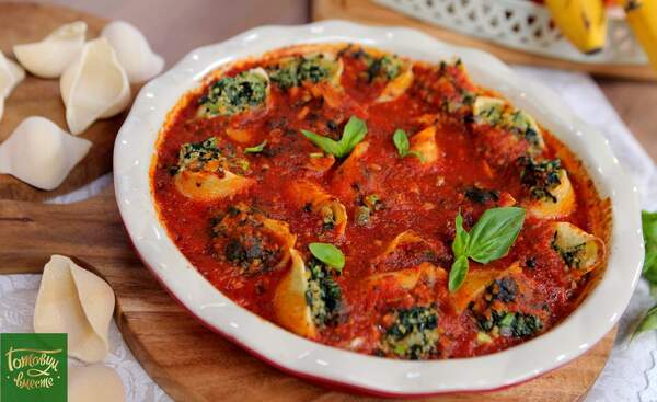 Conchiglioni mit Spinat und Couscous in Tomatensauce