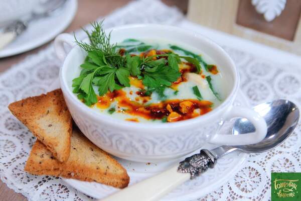 Рисовый суп с курицей и пряным чесночным маслом