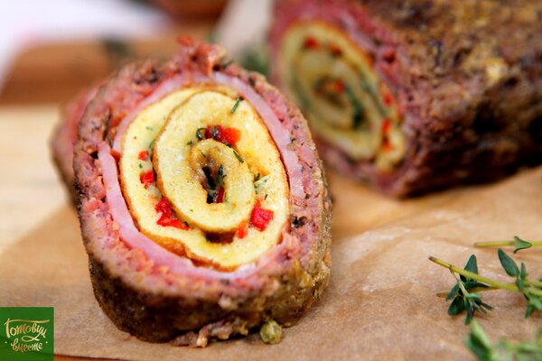 Мясной рулет с омлетом и ветчиной