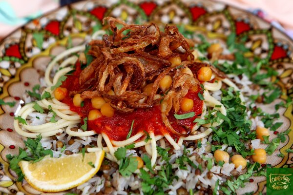 Кошари - рис с макаронами, чечевицой и томатным соусом