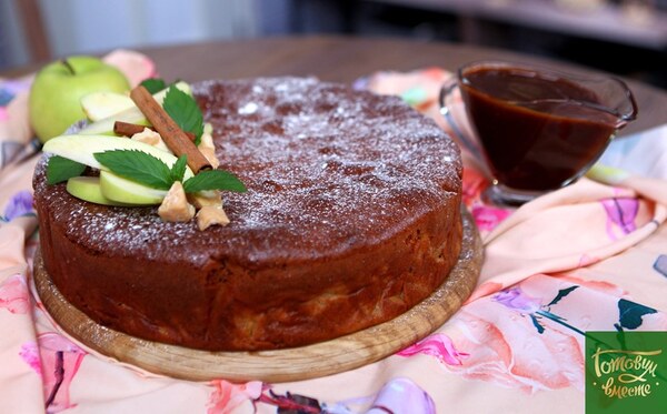 Карамельный пирог с яблоками