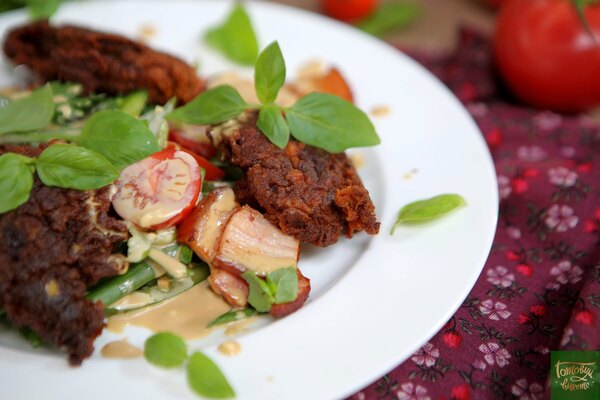 Салат с куриной печенью и соусом Ранч