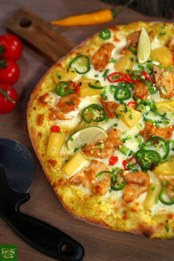 Пицца с соусом карри, курицей и ананасом