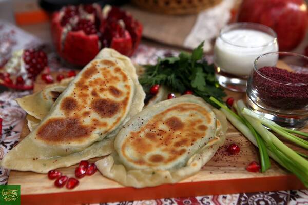 Кутабы с зеленью и сыром